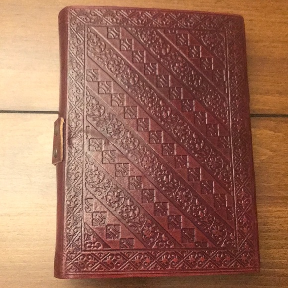 Leather journal with side lock - Picture 2 of 7